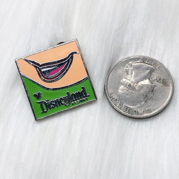 🔮 5/$25 Disneyland Resort Peter Pan Tinker Bell Smile Pin - Picture 2 of 3